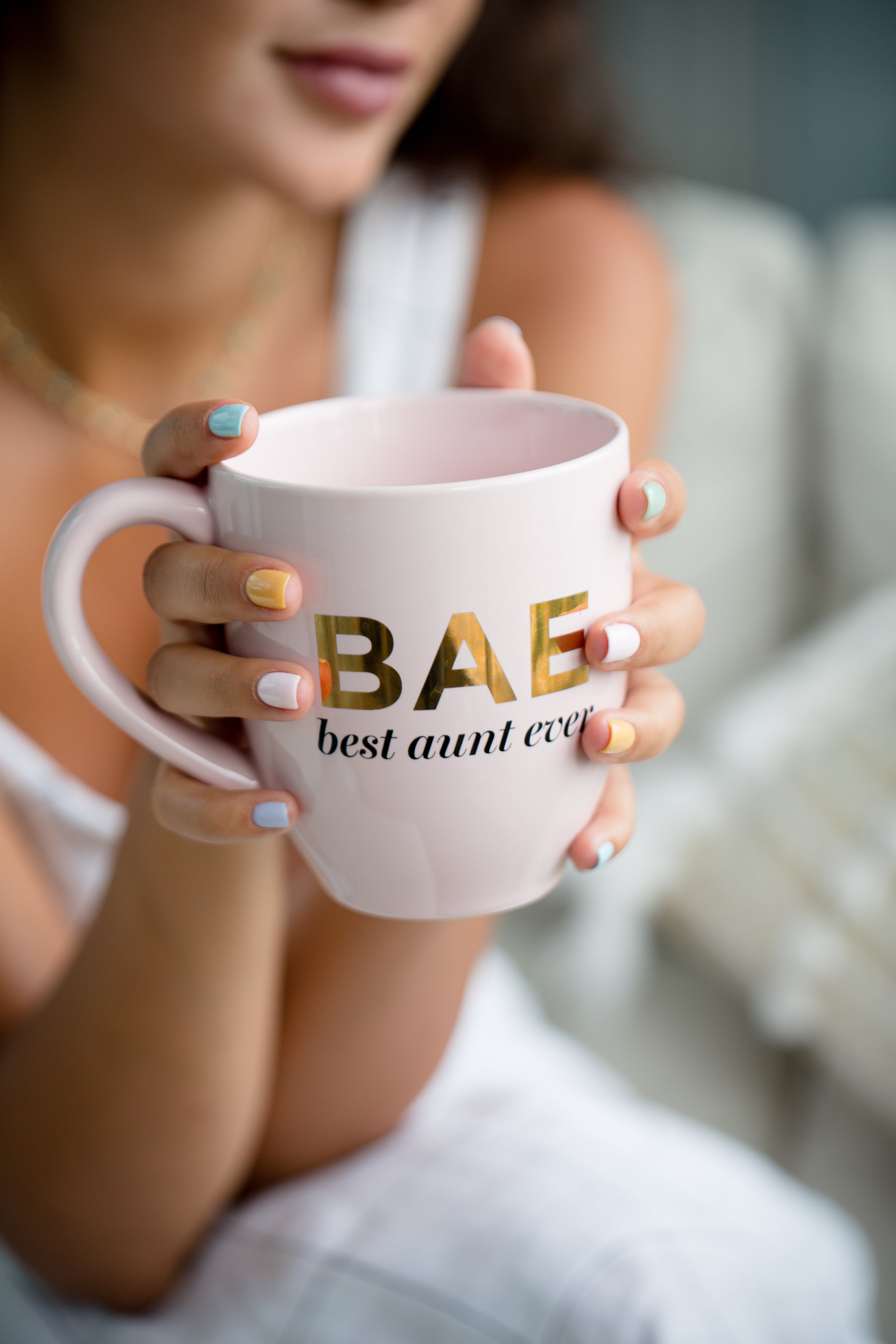 person-holds-out-a-mug-that-says-best-aunt-ever.jpg